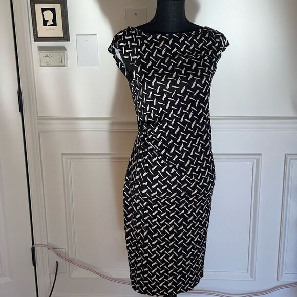 Diane Von Furstenburg Black and White Zig Zag Striped Midi Bodycon dress Size 6 - Picture 3 of 5